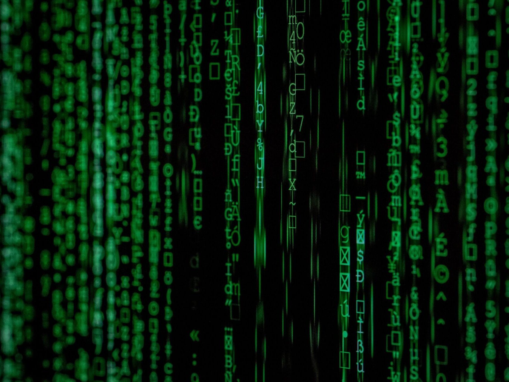 Lignes de code vert défilant sur fond noir, illustration de la digitalisation