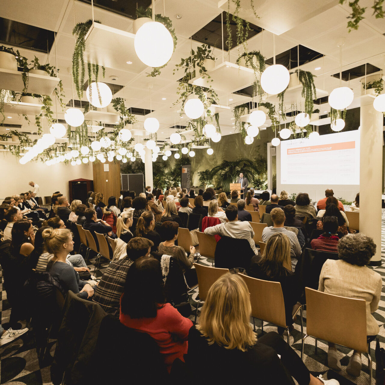 Salle comble lors d'une manifestation de l'AVEAS