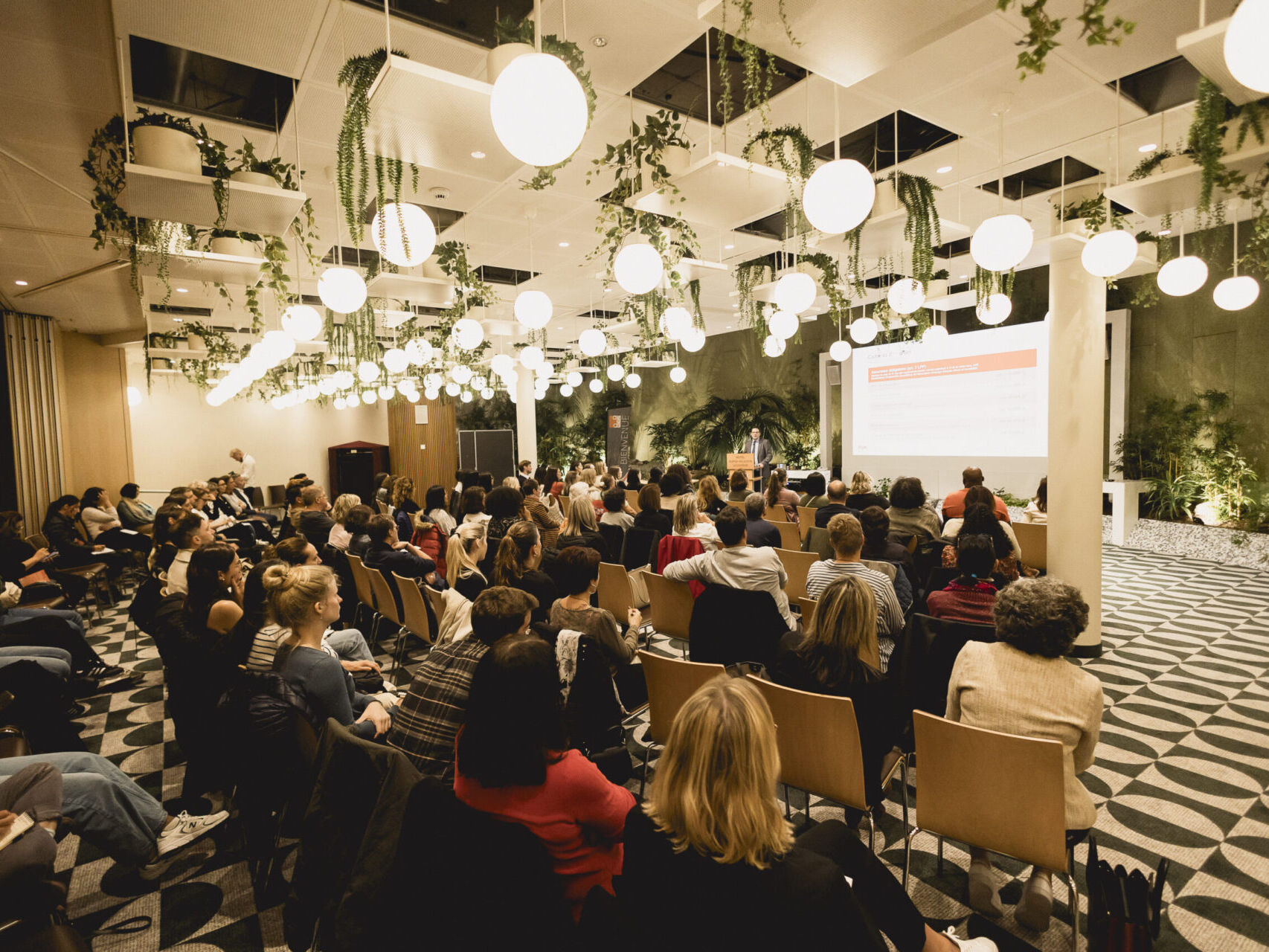 Salle comble lors d'une manifestation de l'AVEAS