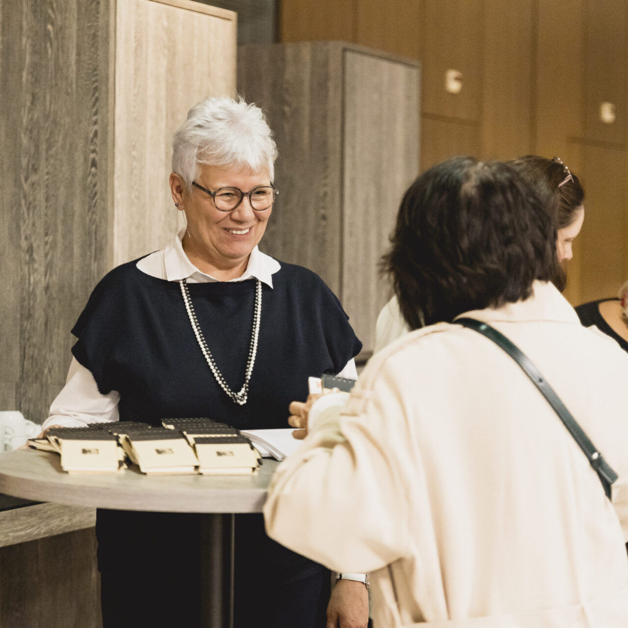 Participantes échangeant autour du buffet lors d'une manifestation de l'AVEAS