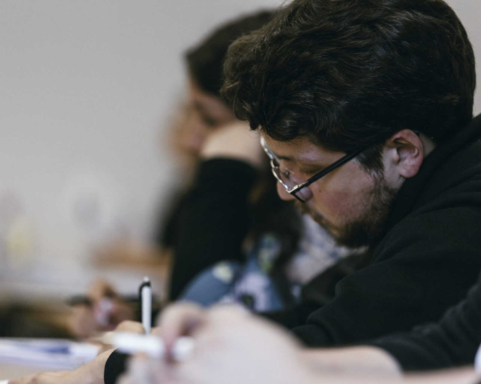 Participants penchés sur leurs documents pendant un cours de l'AVEAS