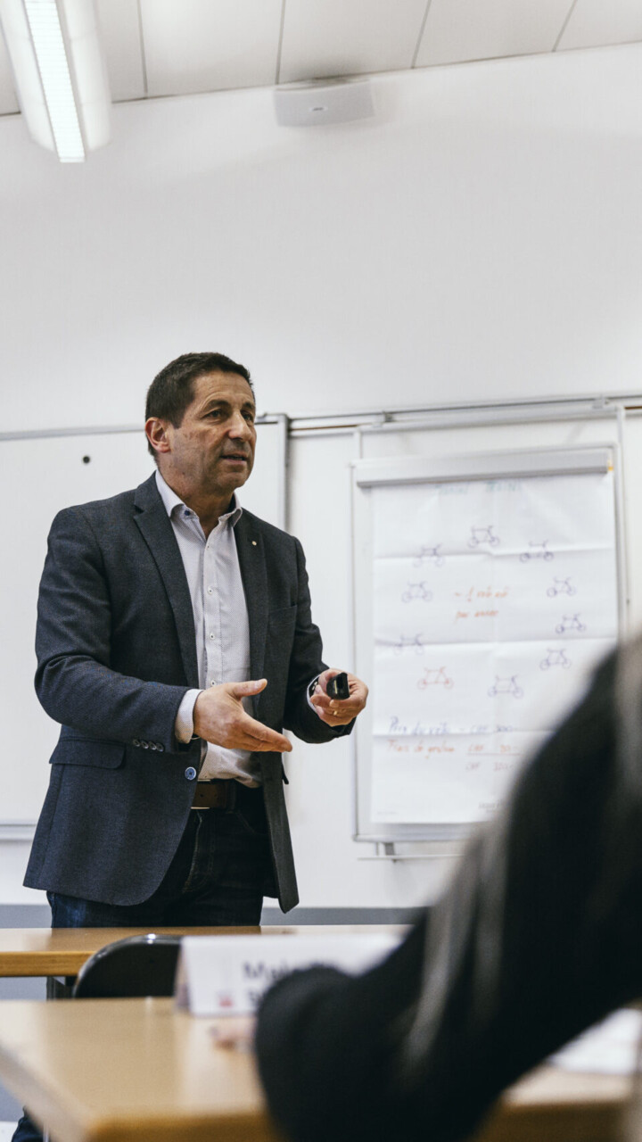 Formateur au tableau blanc pendant un cours de l'AVEAS