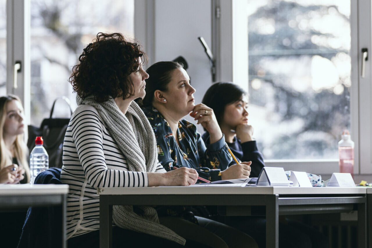 Salle de cours de l'AVEAS avec participants installés près des fenêtres