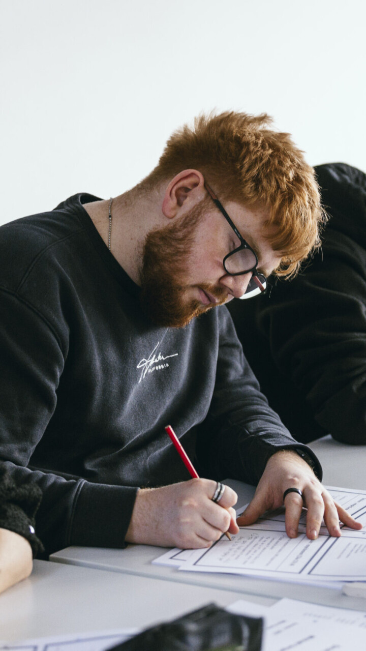 Participants prenant des notes pendant un cours de l'AVEAS